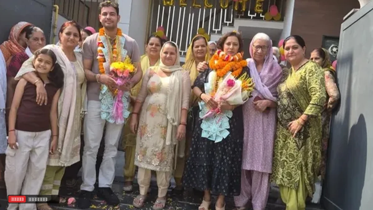 ब्रिटेन में मेयर बनने के बाद पहली बार भारत पहुंचे रोहतक के मां-बेटे, ढोल-नगाड़ों से हुआ स्वागत
 - after become uk mayors tushar dahiya parveen rani india visit welcomed with the beating of drums in rohtak
