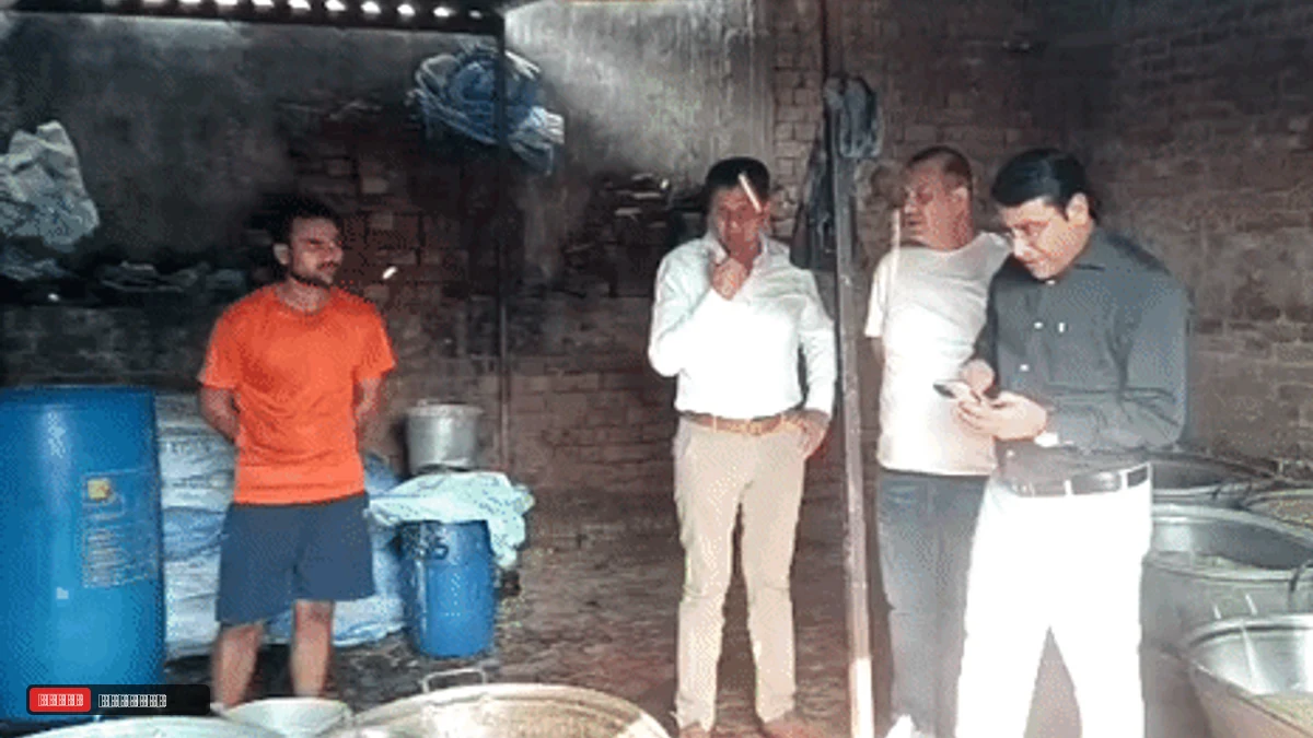सोनीपत में रसगुल्ला बनाने वाली यूनिट पर रेड:  मिठाइयों पर बैठी थीं मक्खियां, छेना मिला खट्टा; JCB से गड्ढा खुदवाकर दबाया - Sonipat News