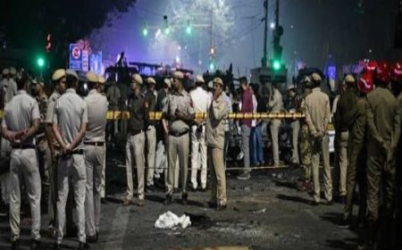 Delhi Explosion: लाल किला मेट्रो स्टेशन पास कार में भीषण धमाका, 3 गाड़ियां जलकर खाक, कई घायल